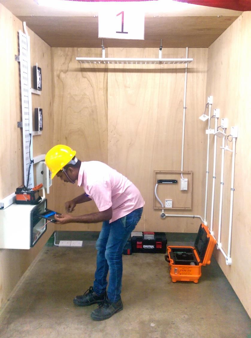 Trainee at SEC(K) fibre optics installation training